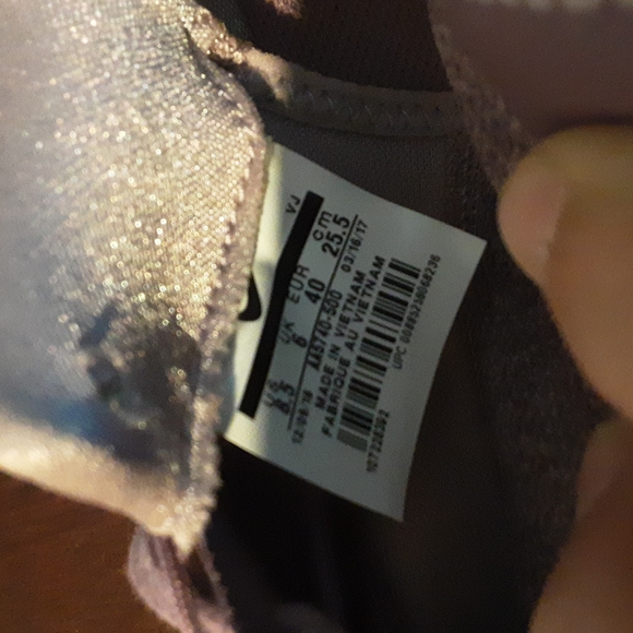 Woman's Nike Air Max's - Picture 7 of 7